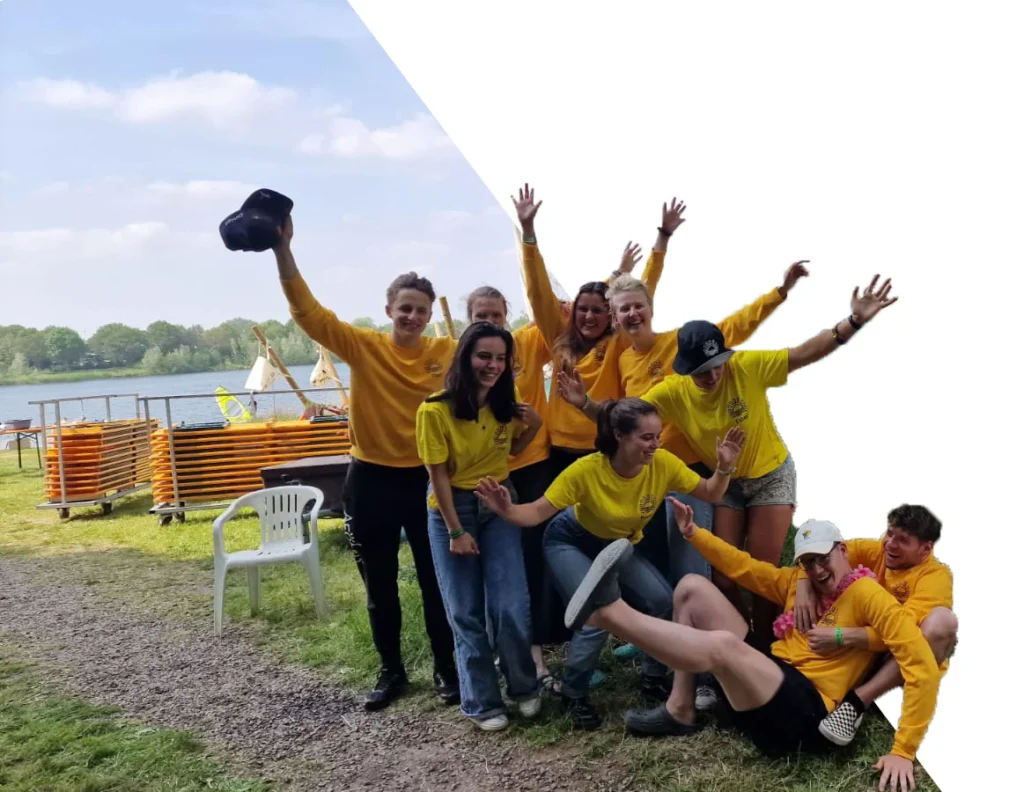 Leden van Aeolus in gele shirts op het surffestival Surfin'